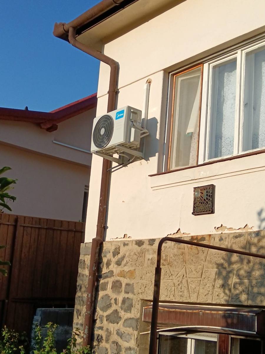 Kültéri egység oldalfalon, Somoskőújfalu