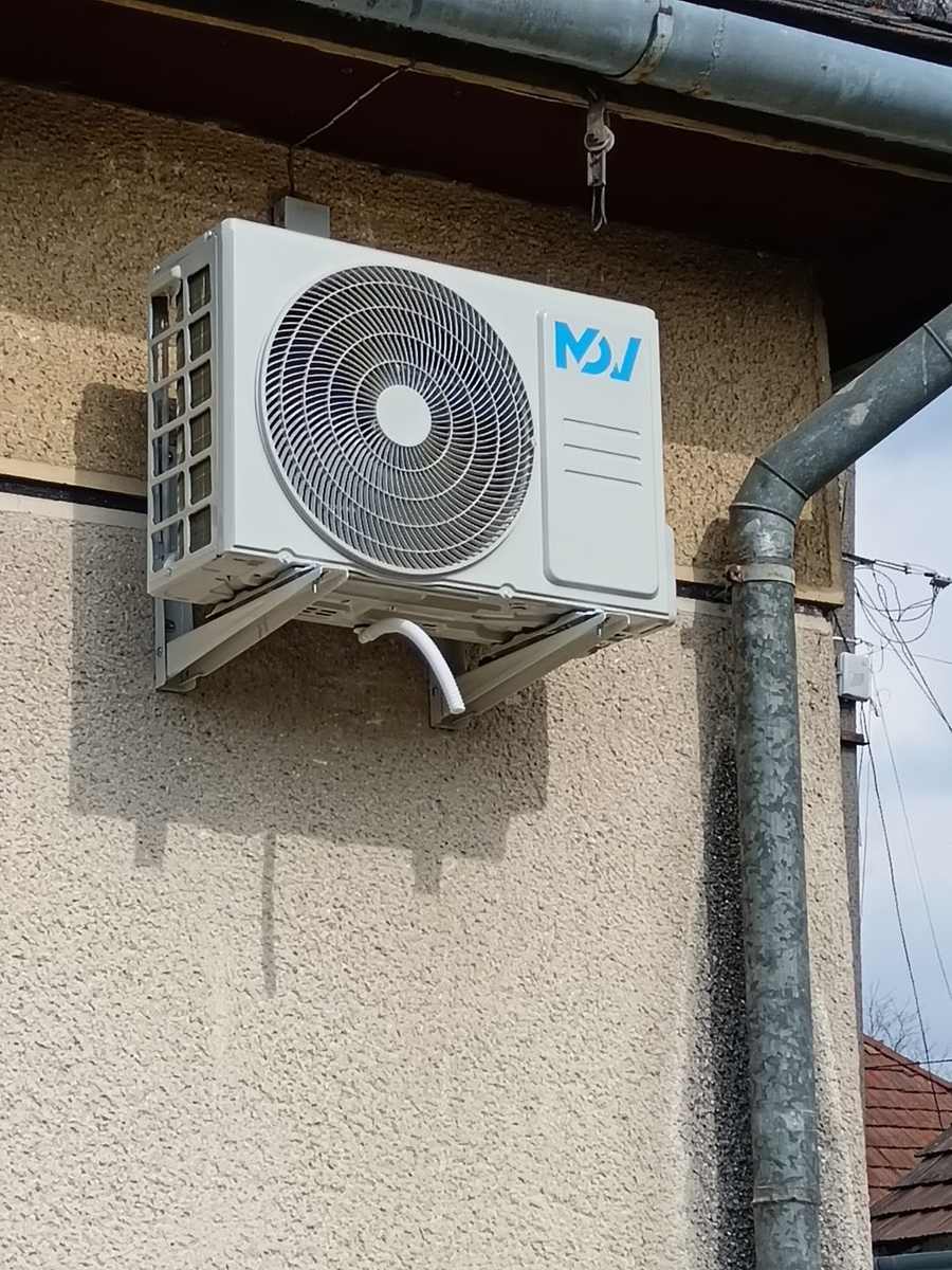 Kültéri egység ereszcsatorna mellett, Szécsény